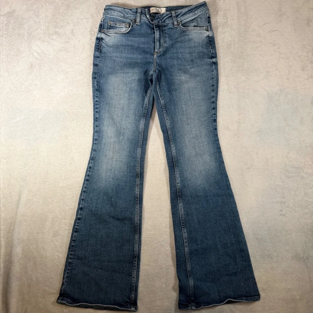 We The Free Free People Flare Jeans Medium Wash Denim Blue Size 30‎ Mid Rise